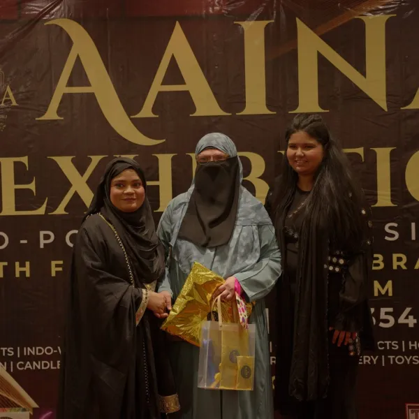 Exhibitors receive their gift bags at AAINA 2026